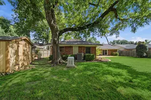10131 Whiteside Ln, Houston, TX 77043 - Photo 32