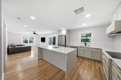 10131 Whiteside Lane, Houston, TX 77043 - Photo 14