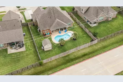 9723 Suffolk Downs Drive, Mont Belvieu, TX 77523 - Photo 8