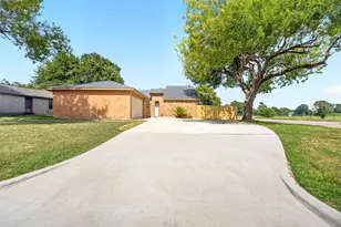 8702 Parkway Forest Dr, Houston, TX 77044 - Photo 4