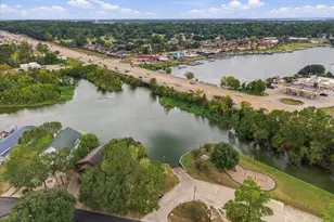 306 Sherwood Forest St, Conroe, TX 77316 - Photo 32