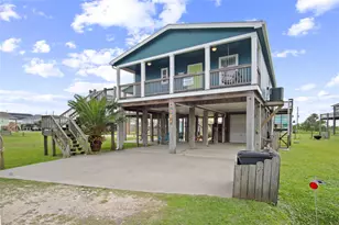 983 Driftwood Dr, Crystal Beach, TX 77650 - Photo 4