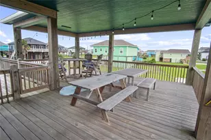 983 Driftwood Dr, Crystal Beach, TX 77650 - Photo 4