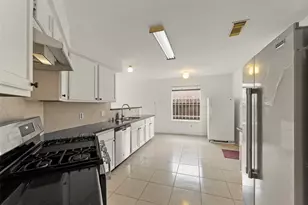 8226 Gold Tee Dr, Houston, TX 77036 - Photo 8
