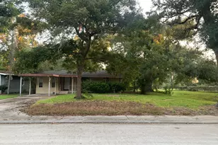 215 Jasmine St, Lake Jackson, TX 77566 - Photo 2