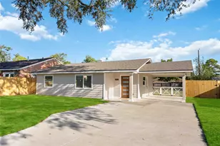 8411 Botany Ln, Houston, TX 77075 - Photo 2