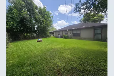 5659 Westover Street, Houston, TX 77033 - Photo 4