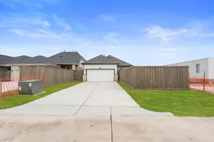 11816 S Pavillion Dr, Mont Belvieu, TX 77523 - Photo 4