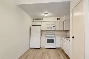 2021 Spenwick Dr, Houston, TX 77055 - Photo 10