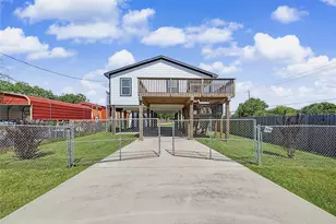 206 19th St, Dickinson, TX 77539 - Photo 2