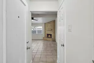1 Pineash Ct, The Woodlands, TX 77381 - Photo 2