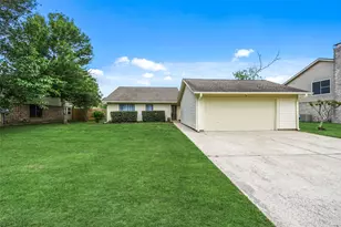 248 E Castle Harbour Dr, Friendswood, TX 77546 - Photo 4