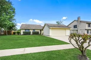 248 E Castle Harbour Dr, Friendswood, TX 77546 - Photo 2