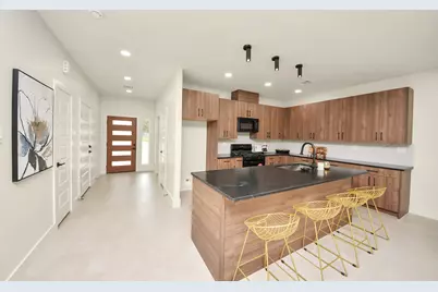 319 E Gulf Street, Baytown, TX 77520 - Photo 10