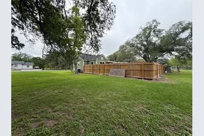 515 E Correll, El Campo, TX 77437 - Photo 4