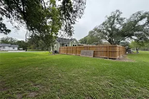 515 E Correll, El Campo, TX 77437 - Photo 4