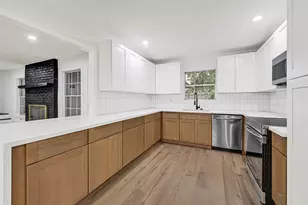 413 Oakhill Dr, Conroe, TX 77304 - Photo 2