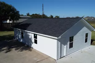 11703 Cherry Point Dr, Mont Belvieu, TX 77535 - Photo 4