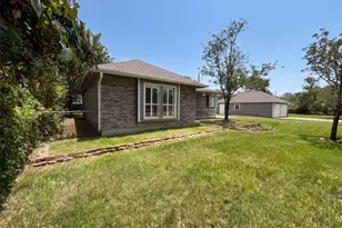 7934 Round Rock Dr, Houston, TX 77049 - Photo 16