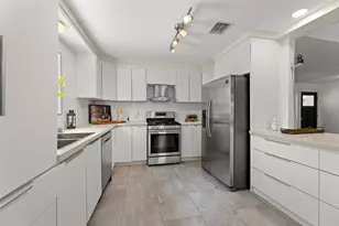 10611 Deerwood Rd, Houston, TX 77042 - Photo 8