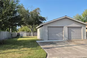 304 Avondale Ln, Friendswood, TX 77546 - Photo 4