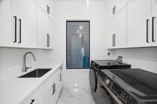 209 W 10th 1/2 St, Houston, TX 77008 - Photo 16