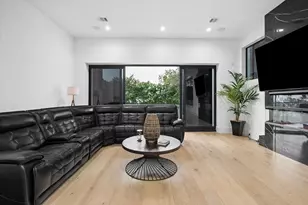 209 W 10th 1/2 St, Houston, TX 77008 - Photo 10