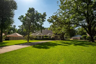 114 Rosewood Street, Lake Jackson, TX 77566 - Photo 2