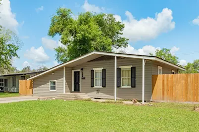 219 Camellia Street, Lake Jackson, TX 77566 - Photo 2