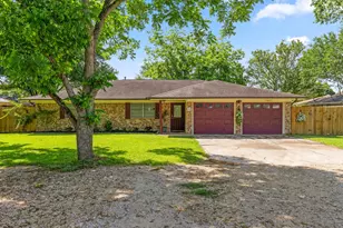 30 Live Oak St, Van Vleck, TX 77482 - Photo 1
