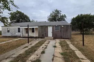 110 W Southland Ave, Electra, TX 76360 - Photo 2