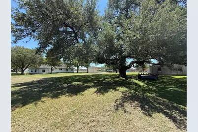820 W Fairwinds Street, Hallettsville, TX 77964 - Photo 34