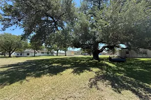 820 W Fairwinds St, Hallettsville, TX 77964 - Photo 34