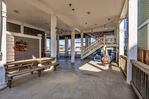 911 Tidelands Dr, Crystal Beach, TX 77650 - Photo 4