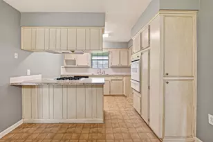 210 Woodhaven St, Highlands, TX 77562 - Photo 14