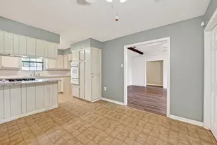 210 Woodhaven St, Highlands, TX 77562 - Photo 12