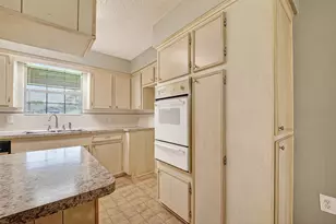 210 Woodhaven St, Highlands, TX 77562 - Photo 18