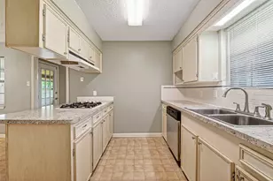 210 Woodhaven St, Highlands, TX 77562 - Photo 20