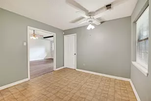 210 Woodhaven St, Highlands, TX 77562 - Photo 10