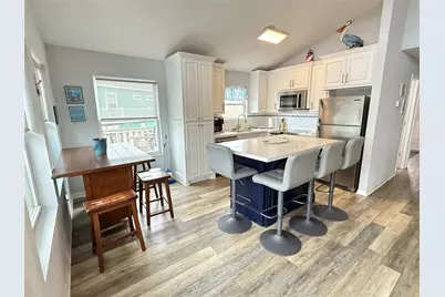 925 S Honeysuckle Drive, Crystal Beach, TX 77650 - Photo 6