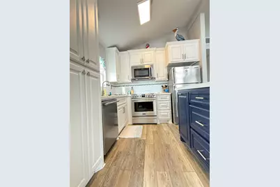 925 S Honeysuckle Drive, Crystal Beach, TX 77650 - Photo 8