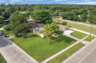 1603 5th Ave N, Texas City, TX 77590 - Photo 6