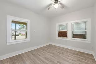811 W Broad St, Freeport, TX 77541 - Photo 14