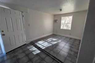 302 71st St, Houston, TX 77011 - Photo 2