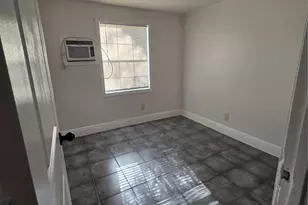 302 71st St, Houston, TX 77011 - Photo 4