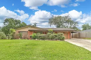 112 Persimmon Ln, Lake Jackson, TX 77566 - Photo 2