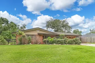 112 Persimmon Ln, Lake Jackson, TX 77566 - Photo 2