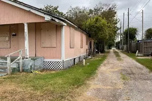 1315 52nd St, Galveston, TX 77551 - Photo 2