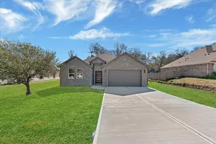 939 Lake View Dr, Montgomery, TX 77356 - Photo 1