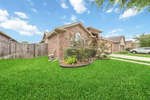 2309 Newton Branch Ln, Pearland, TX 77089 - Photo 2